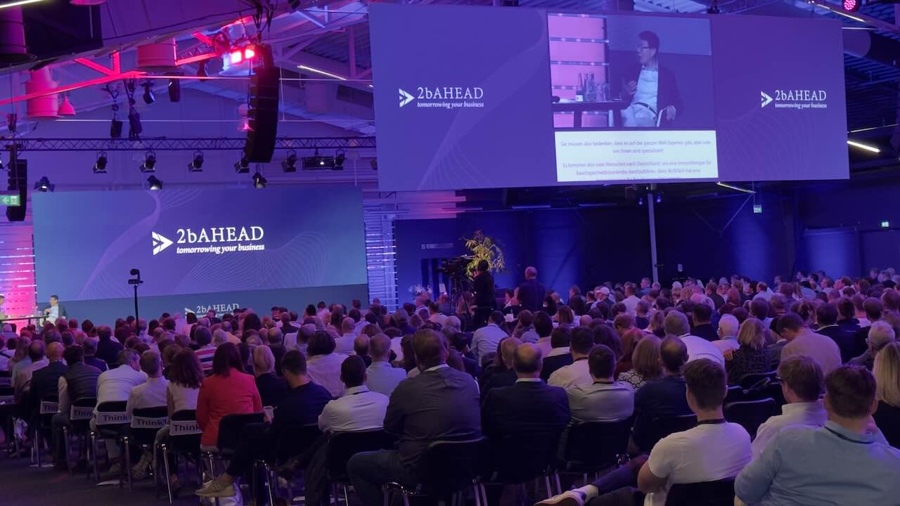 Live-Übersetzung auf der Kongress-Leinwand · 2bAHEAD